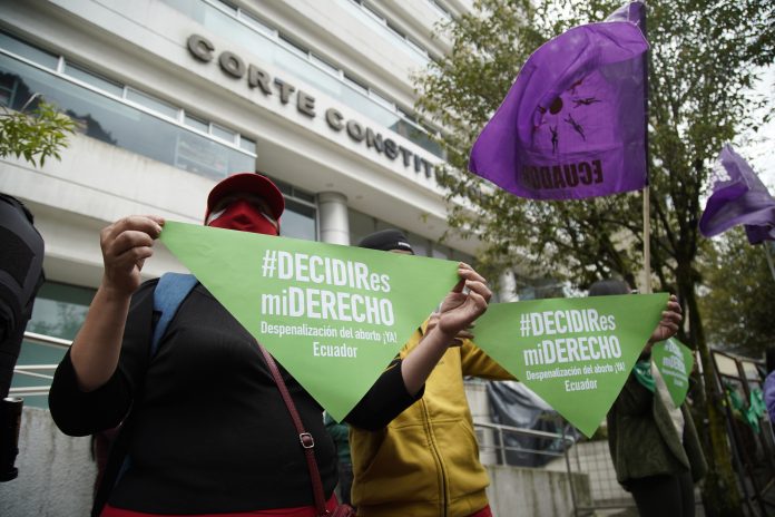Colectivos feministas hicieron vigilia fuera de la Corte Constitucional mientras se analizaba el fallo.