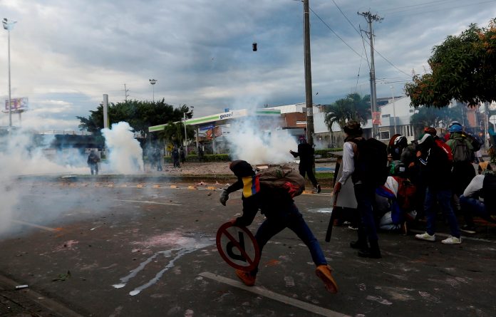 Manifestaciones. Manifestantes bloquean una vía y se enfrentan a la Policía colombiana, durante una protesta realizada en Cali (Colombia). EFE