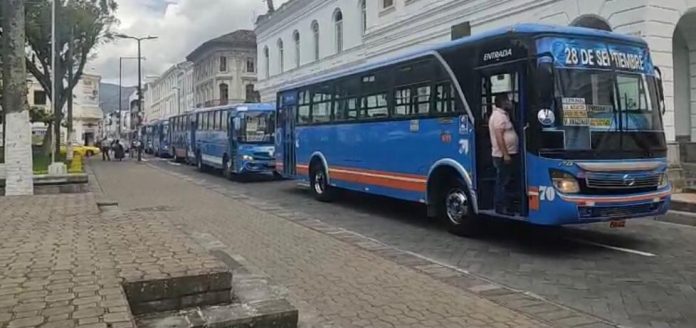 Protestas. En el centro de Ibarra se reunieron buses de las dos cooperativas urbanas.