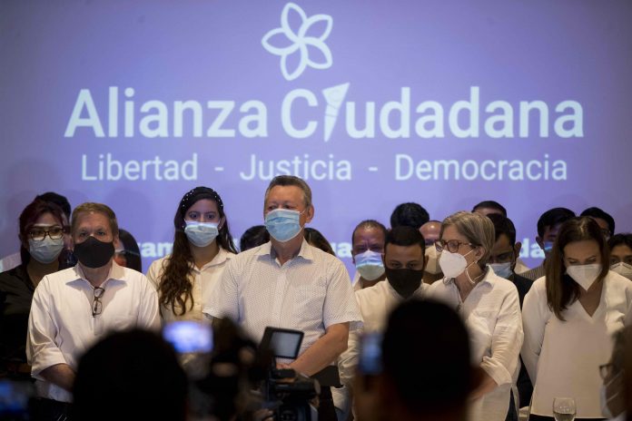 Candidaturas. Los miembros de la Alianza Ciudadana (de izquierda a derecha): Jose Adán Aguerri, Oscar Sobalvarro, Kitty Monterry, en una conferencia, el 13 de abril de 2021. (EFE)