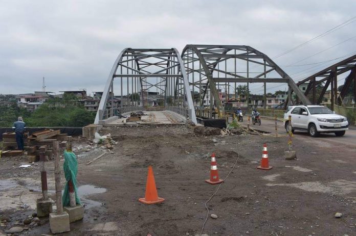 AVANCE. El nuevo viaducto sobre el río Blanco que construye el Municipio de Quinindé, está casi terminado.