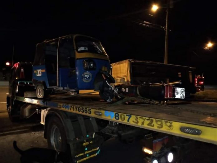 TRAGEDIA. Un motociclista murió en un choque frontal contra un tricimoto. Ocurrió la noche del viernes en la parroquia La Unión de Quinindé.