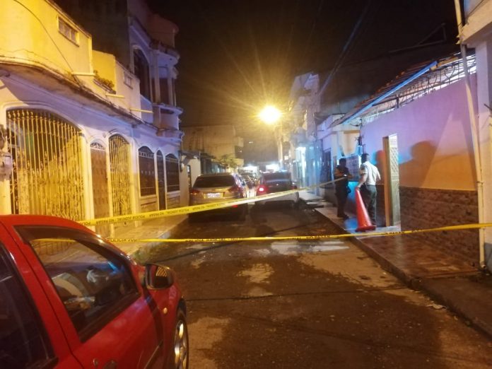 RETIRO. Una granada fue abandonada en la puerta de una vivienda en el sector de La Tolita 1, al sur del cantón Esmeraldas.
