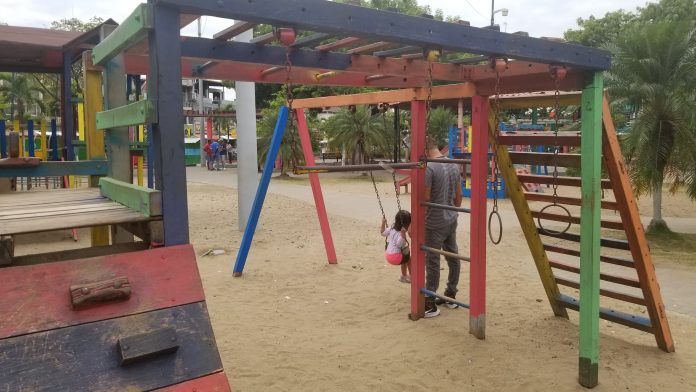DESTRUCCIÓN. Los juegos del parque Infantil lucen deteriorados, lo que pone en riesgo la seguridad de los niños y niñas.