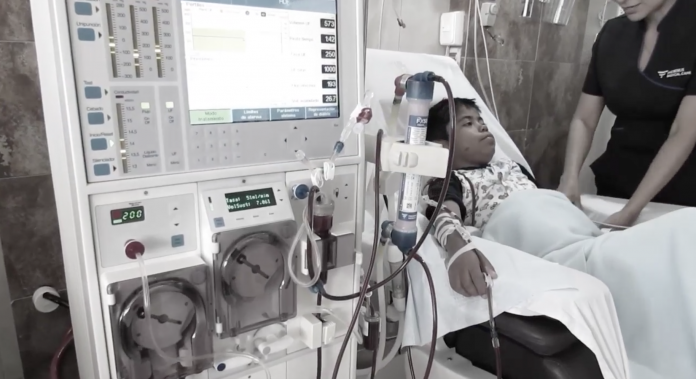 TRATAMIENTO. Los niños con insuficiencia renal necesitan medicinas para no descompensarse. (Foto: captura de pantalla video Baca Ortiz)
