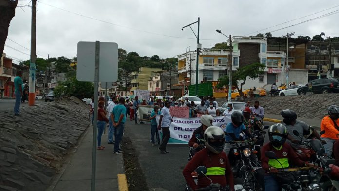 MOVILIZACIÓN. Ciudadanos de barrios y cooperativas marcharon por las calles de la ciudad de Esmeraldas para clamar por sus derechos humanos como el agua, el trabajo y la seguridad.