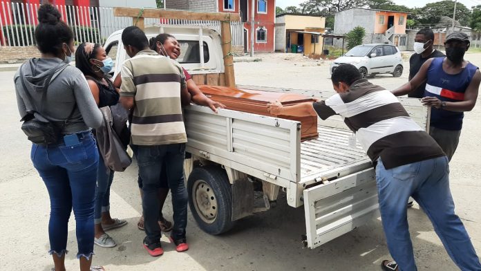 ACCIDENTE. Genaro Cevallos Cortés, de 28 años, murió tras estrellarse contra una maquinaria estacionada en la vía Troncal del Pacífico, mientras se dirigía a su hogar en la parroquia Lagarto, del cantón Rioverde.