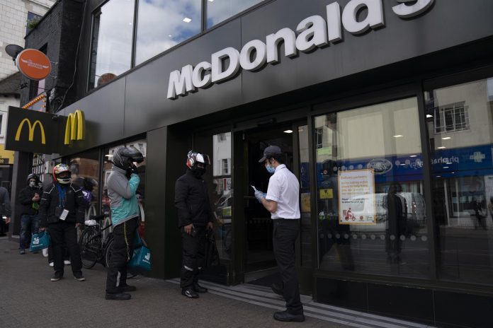 BREXIT. La separación de la Unión Europea dificulta la contratación de trabajadores extranjeros. Eso afecta a McDonald’s.