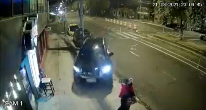 Imagen del video que muestra el momento que un vehículo arrolla a una mujer