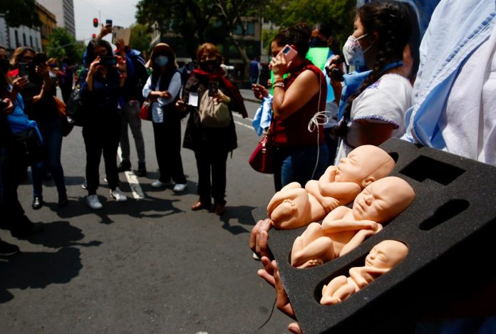 MANIFESTACIÓN. Cientos de personas se manifestaron ayer en favor de la despenalización del aborto en varias ciudades de México.