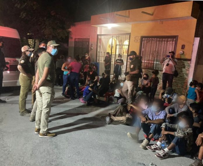 CIFRA. 648 extranjeros, entre ellos ecuatorianos, estaban hacinados en viviendas o autobuses en la frontera. 67 niños iban sin compañía (Foto: INAMI_mx)