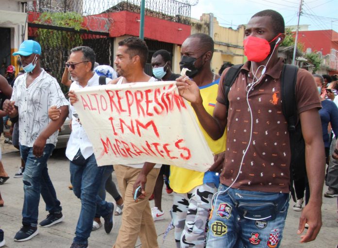 MANIFESTACIÓN. Medio millar de migrantes originarios de diversas partes de América Latina marcharon ayer en la ciudad de Tapachula.