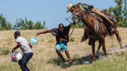 Agentes persiguen haitianos a caballo