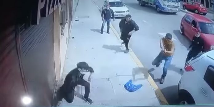 Una cámara de seguridad captó el momento del intento de robo y la intervención de los policías.