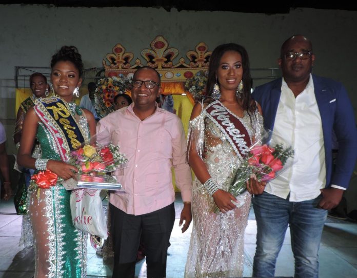 Lady Quiñónez, Reina de la parroquia Valdez 2021; David Rosero Castillo, alcalde del cantón Eloy Alfaro; Luisa García, y Adolfo Angulo, concejal. Lady Quiñónez, Reina de la parroquia Valdez 2021; David Rosero Castillo, alcalde del cantón Eloy Alfaro; Luisa García, y Adolfo Angulo, concejal.