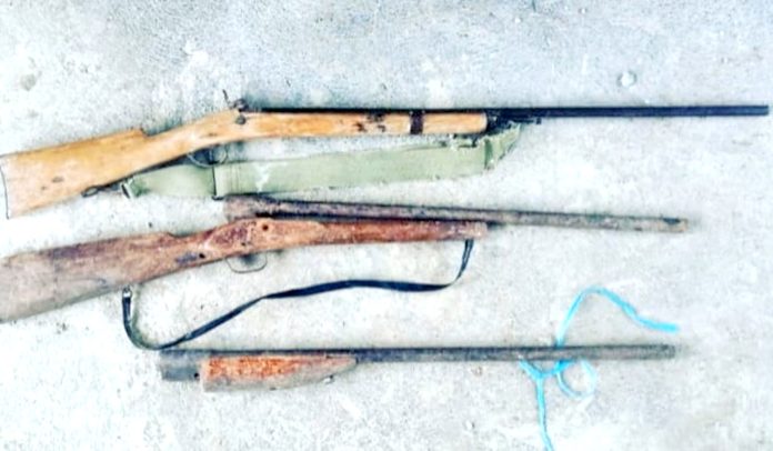 Policía encuentra armas de fuego en un saco de yute Policía encuentra armas de fuego en un saco de yute