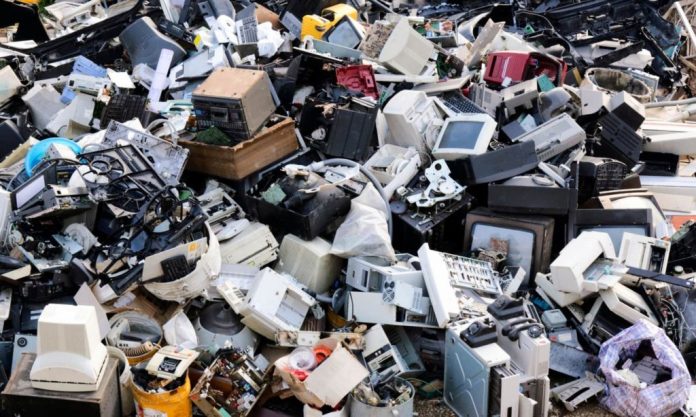 De acuerdo con datos internacionales, solo el 17,4% de los residuos electrónicos se recicla de manera adecuada a escala mundial.