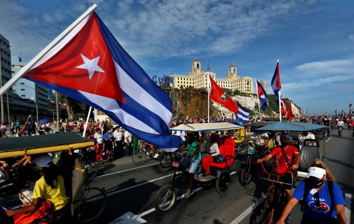 Las contramanifestaciones son una estrategia del castrismo. En la foto, partidarios del gobierno cubano recorren La Habana en motocicletas
