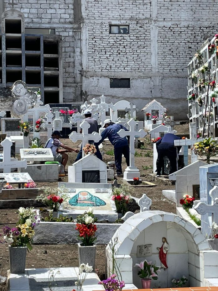 Las familias acudieron a los cementerios para visitar a sus muertos.