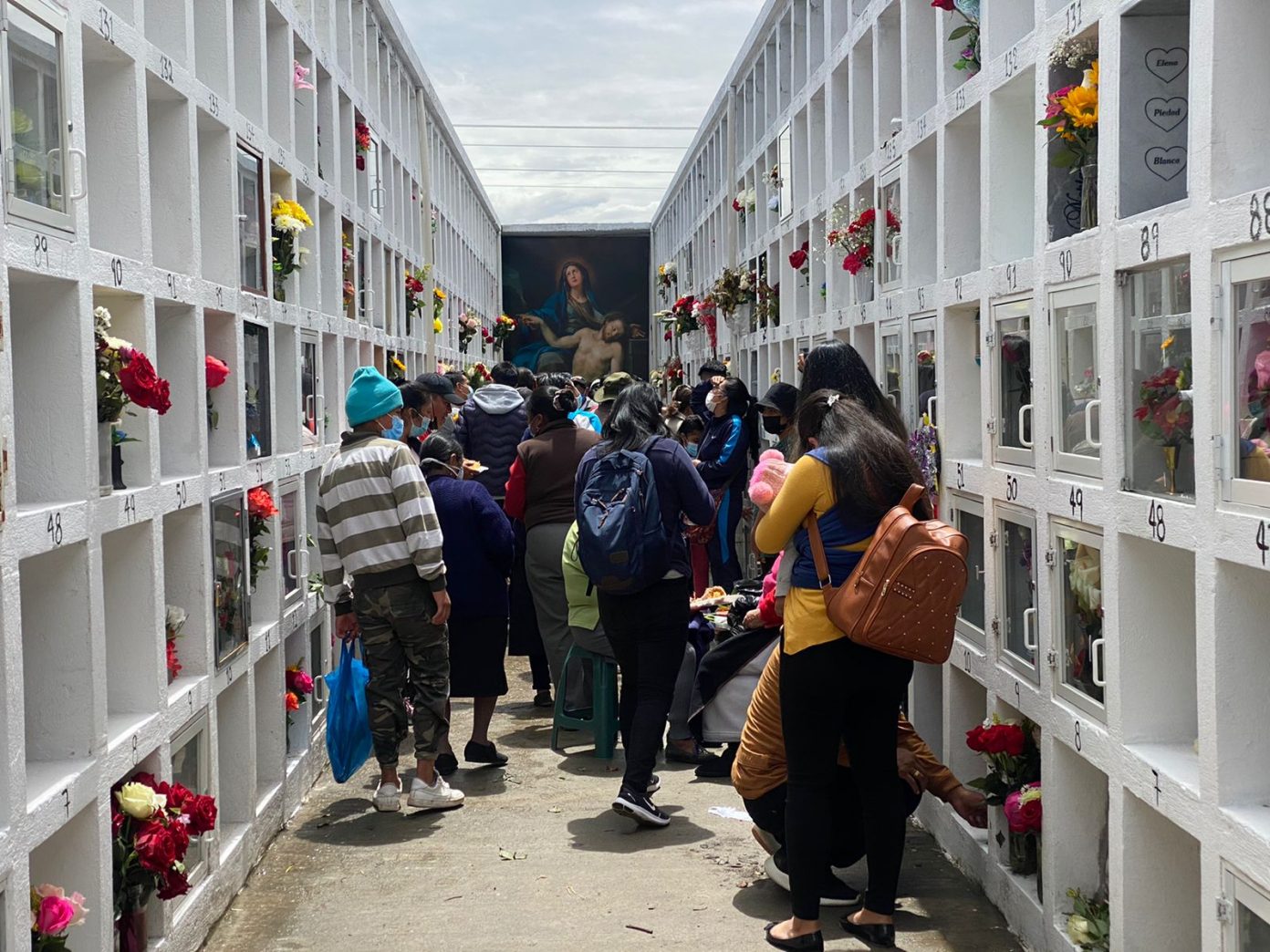 No usar mascarilla en el cementerio se multa con $100, en Quito