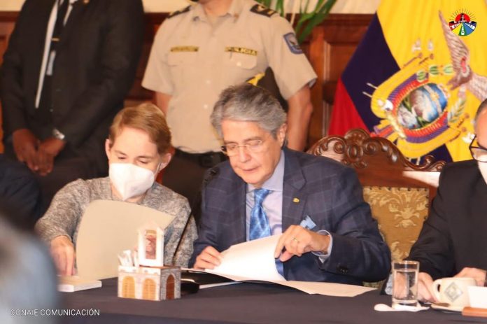 El presidente Guillermo Lasso y la ministra de Gobierno, Alexandra Vela.
