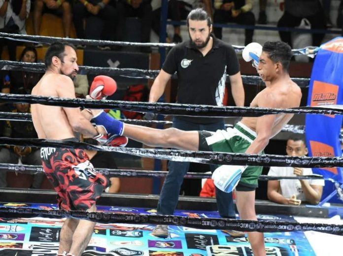 ORGULLO. Ismael Toala de 20 años logró obtener el título mundial de kickboxing en Bolivia, este se suma al resto de récords mundiales, cinturones y trofeos en esta disciplina.