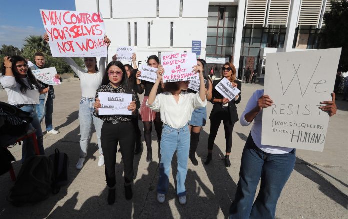 REACCIÓN. En la imagen, estudiantes universitarias protestan contra el acoso sexual del que son víctimas tanto dentro como fuera de las aulas.