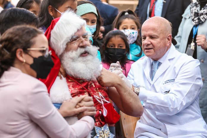 El vicepresidente, Alfredo Borrero aplicó la dosis contra la Covid-19 a papá Noel.