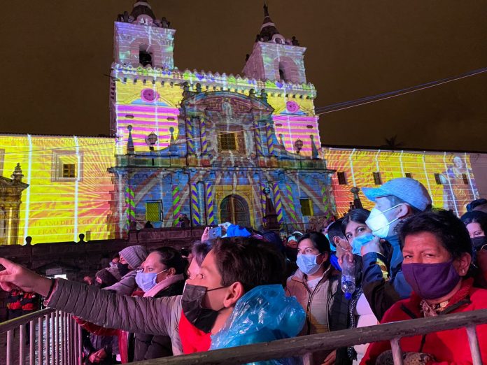 Durante el primer evento por Fiestas de Quito 2021 se mantuvo el uso de mascarillas, pero no el distanciamiento social.
