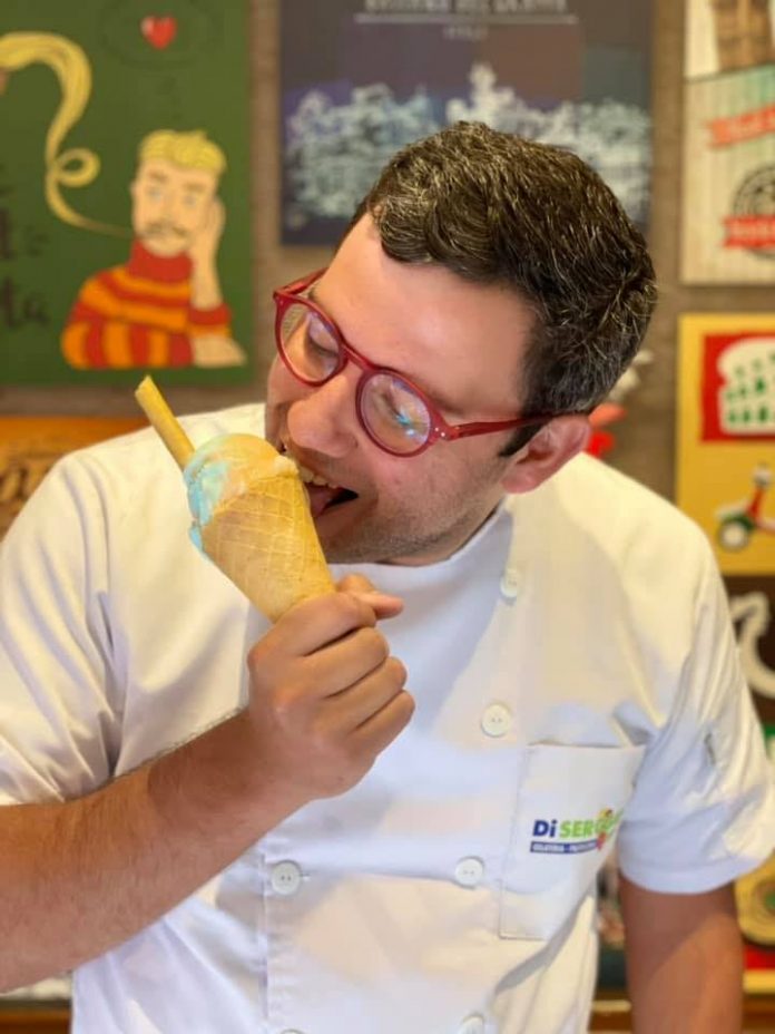 Sergio, El Heladero ha logrado crecer en redes sociales donde de manera creativa muestra la magia de hacer helados.