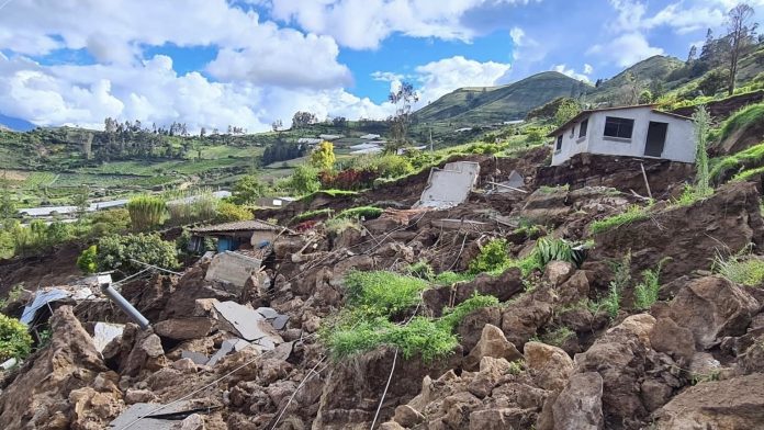 Destrucción. Casas y terrenos sepultados son las consecuencias de la emergencia en Pimampiro.