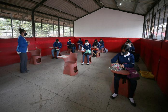 Ecuador aún tiene desafíos educativos