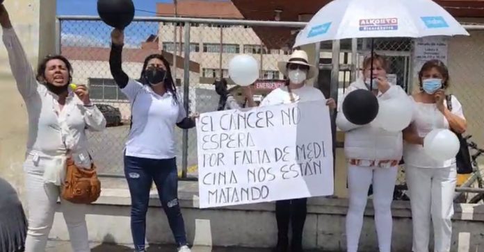 Plantón. Este 1 de diciembre de 2021 protestaron en las afueras del hospital San Vicente de Paúl.