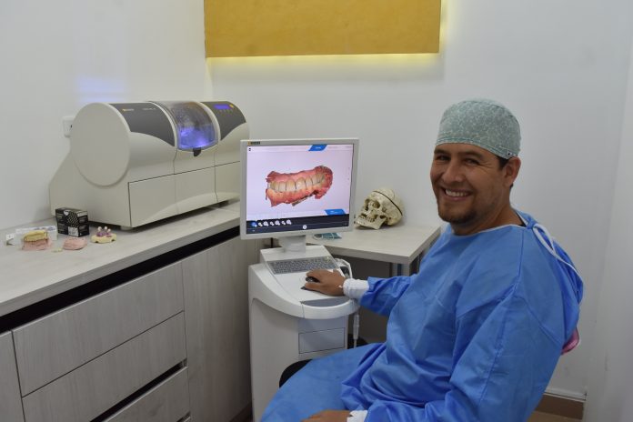 TÉCNICA. En la clínica Dental Alarcón se implementó la herramienta CAD/CAM para el diseño de piezas dentales.