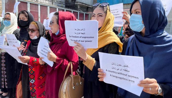 RECLAMO. Las mujeres afganas han desafiado el poder talibán de varias maneras. A veces en las calles (foto) y otras con ingeniosas protestas.