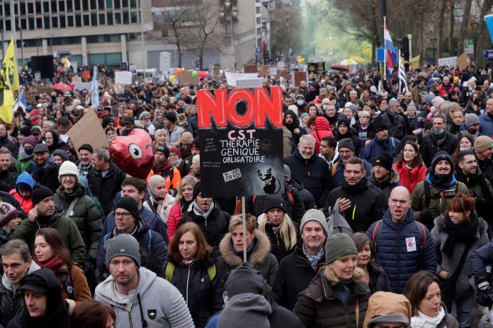 Manifestantes en Bruselas contra medidas anticovid