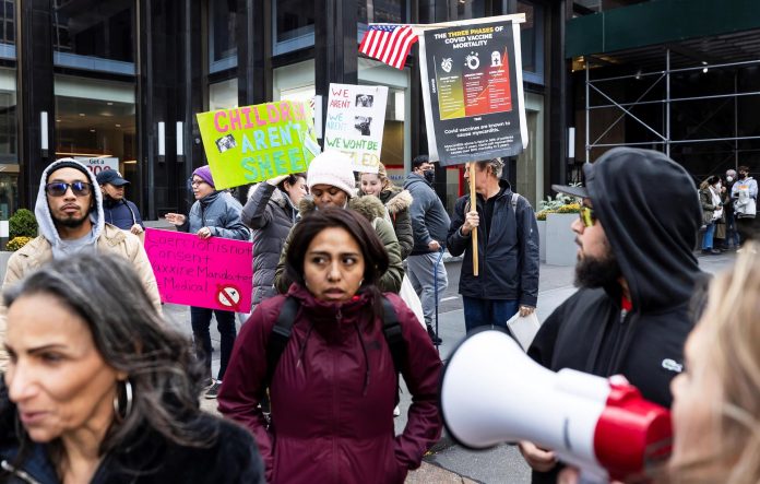 DECISIÓN. La gente participó de una protesta contra los mandatos de vacunación de Nueva York fuera de la sede de Pfizer.