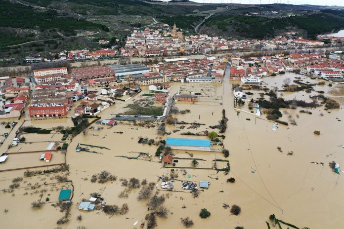 TEMPORAL. Las fuertes lluvias, que continuaban ayer, inundaron el fin de semana gran parte de la región de Navarra. En la foto, la localidad de Funes.
