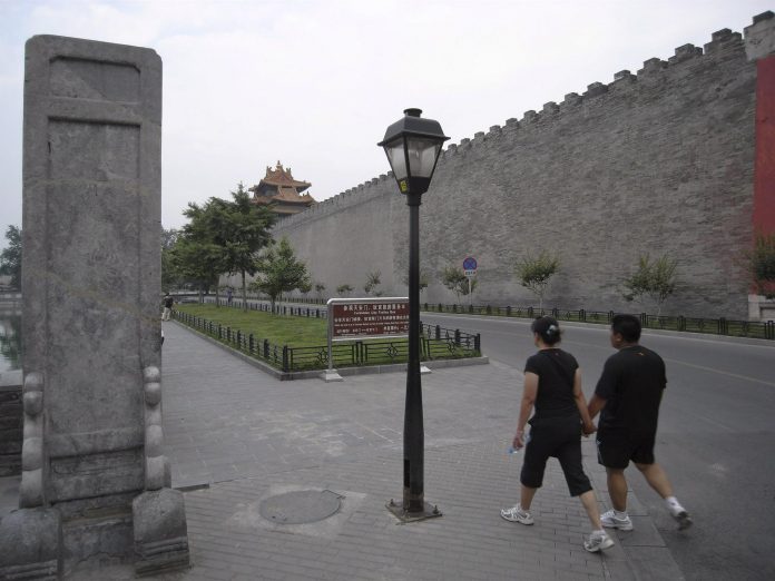 Una pareja camina por la 'Ciudad prohibida', en Pekín. En 2020, la tasa de natalidad del país cayó por cuarto año seguido.