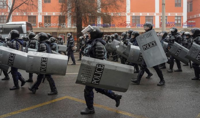 VIOLENCIA. Las autoridades de Kazajistán tratan las protestas como si se tratara de un tema de terrorismo, ante el temor de que la revuelta se extienda.