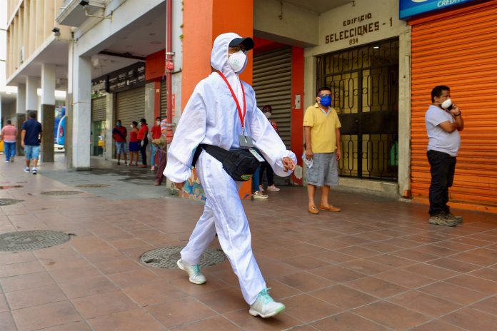 Guayaquil registra 562 contagios y 5 muertes cada día a causa del COVID-19.