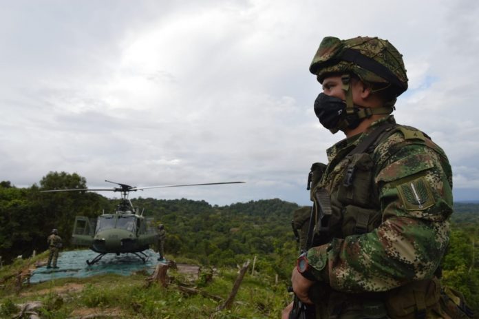 Tras el atentado contra un grupo de soldados colombianos, los militares fueron retirados de la zona en helicóptero para que reciban atención.