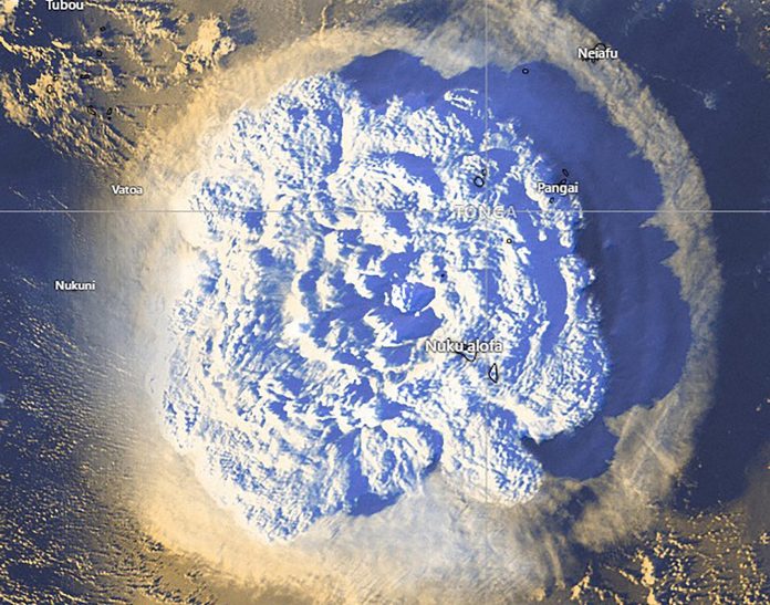 Imagen satelital de la erupción submarina ocurrida cerca de la isla Tonga.