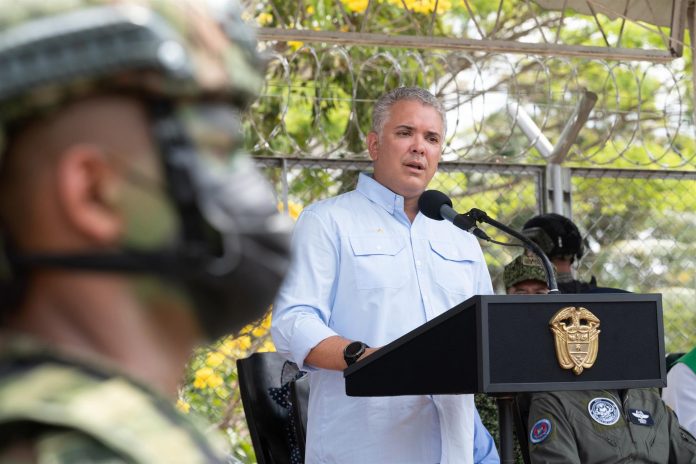 El presidente Iván Duque dice que contratistas y empresas fachada tratan de lavar dinero del terrorismo apropiándose de recursos públicos.