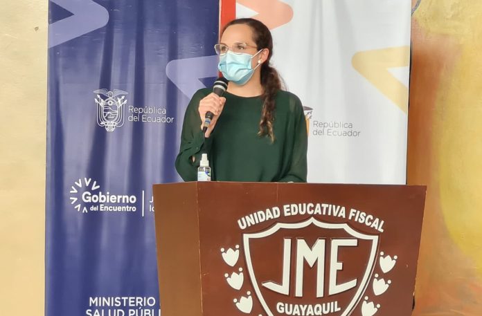 La ministra María Brown defiende el regreso voluntario a clases presenciales.