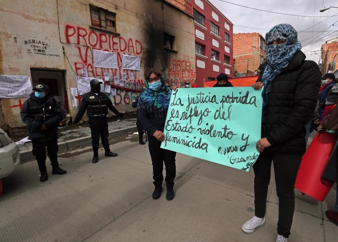 Activistas por los derechos de las mujeres protestaron contra la violencia machista y la corrupción de la justicia