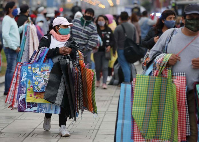 Las mujeres encuentran espacio laboral básicamente en el sector informal. Las mujeres encuentran espacio laboral básicamente en el sector informal.