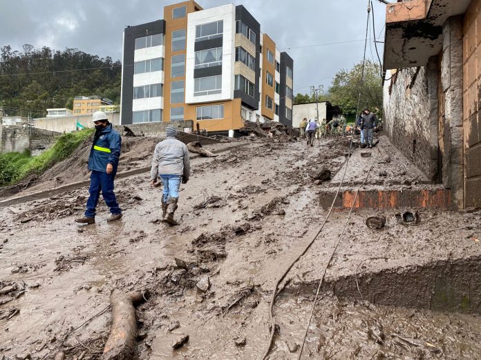 DESLAVE. Los moradores de los sectores La Comuna y La Gasca fueron afectados por el lodo y escombros que bajaron desde la quebrada. DESLAVE. Los moradores de los sectores La Comuna y La Gasca fueron afectados por el lodo y escombros que bajaron desde la quebrada.