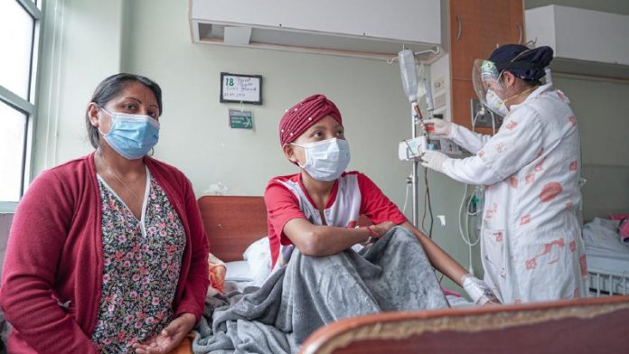 Cindhy de 11 años durante sus terapias contra la leucemia. (Foto: Ministerio de Salud)