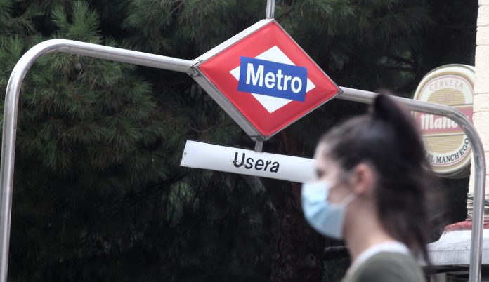 La víctima logró refugiarse en la estación Usera del Metro, donde fue socorrida.